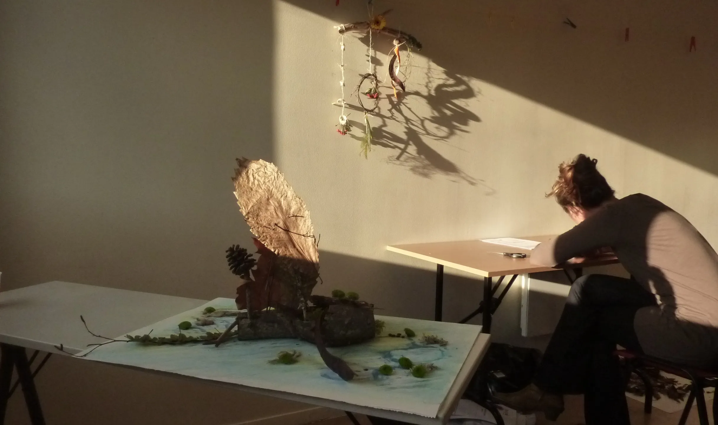 personne écrivant, création artistique au premier plan