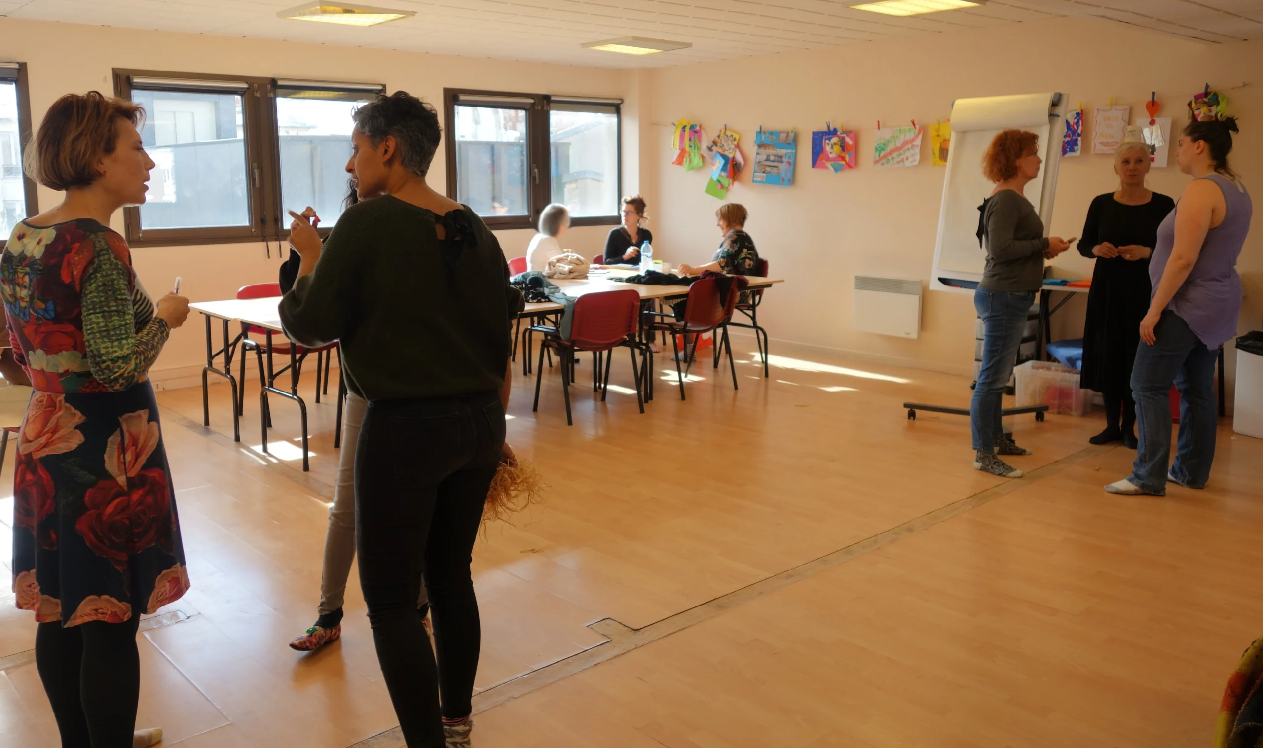 participants échangeant dans une salle de formation