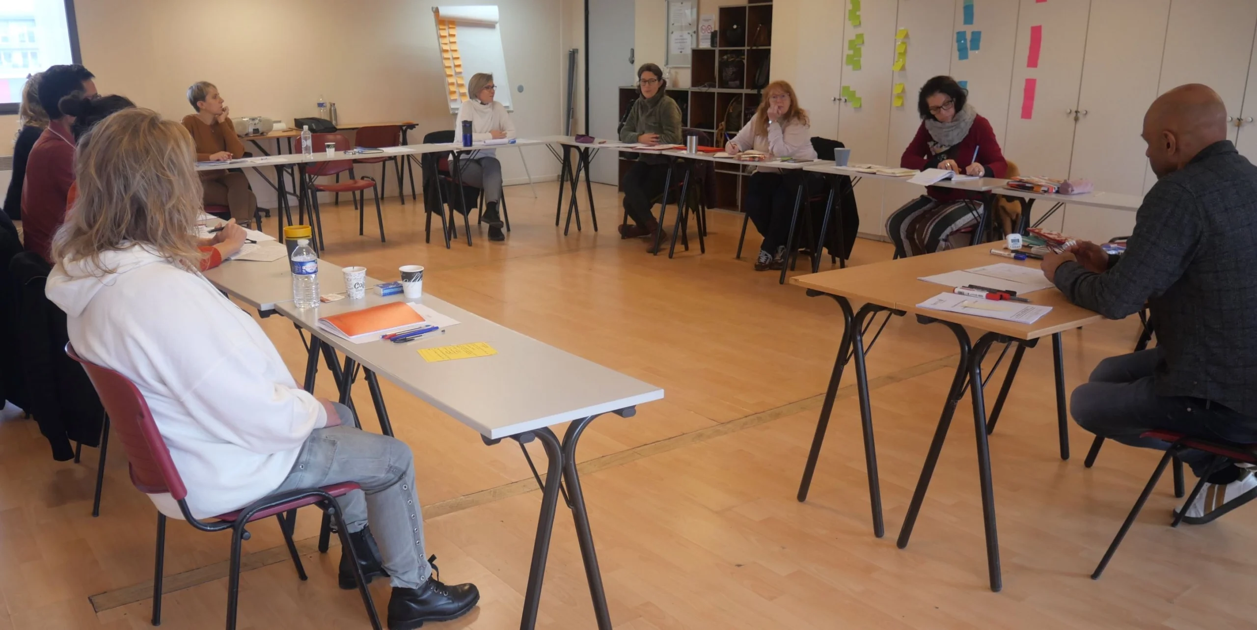 groupe en réunion autour d'une table en U