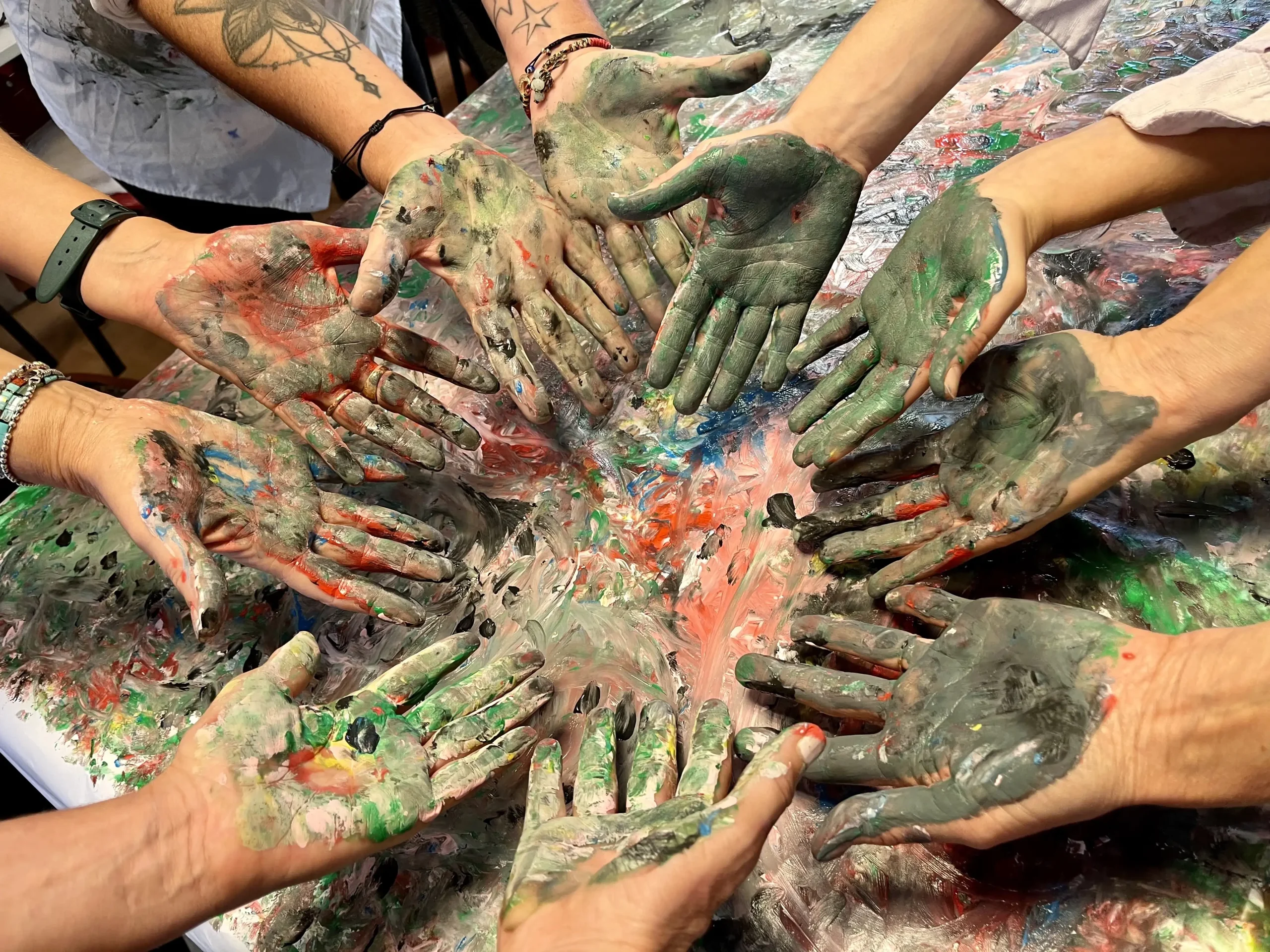 mains pleines de peinture lors d'une formation d'art thérapeute